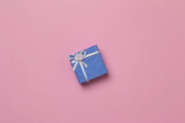 Маленькая Фиолетовая Подарочная Коробка Розовом Фоне — стоковое фото