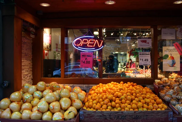 Kramen Met Vers Fruit Voor Winkel Vancouver British Columbia — Stockfoto