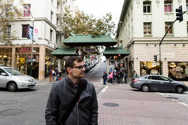 Male Tourist China Town Dragon Gate San Francisco Background — Stock Photo, Image