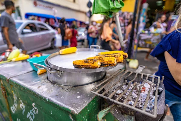 Výstřel Lidí Vyrábějících Pouliční Jídlo Místním Supermarketu Severní Brazílii — Stock fotografie