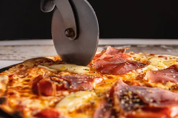 Lahodná Španělská Iberijská Šunková Pizza Dřevěném Stole — Stock fotografie