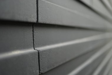 Gri dişli duvar panellerinin dikey görüntüsü