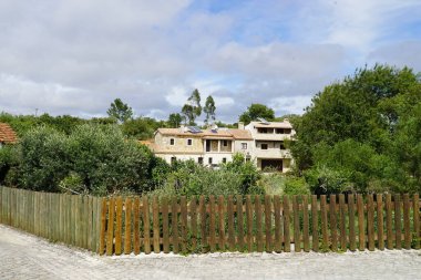 Köyde modern bir villanın fotoğrafı.