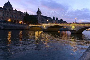 Paris 'teki Pont au Change köprüsünün yan çekimi, Fransa