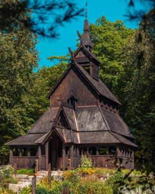 Ormandaki tapınağın dikey görüntüsü. Wisconsin.