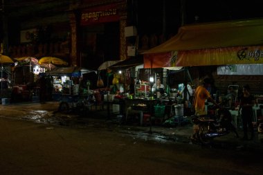 Phnom Penh, Kamboçya, Asya 'da, yerli halk ve turistlerin alışveriş veya satışıyla dolu bir gece.