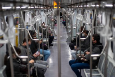 Bir Buenos Aires metro vagonu. Bazı yerler dolu, diğerleri boş.
