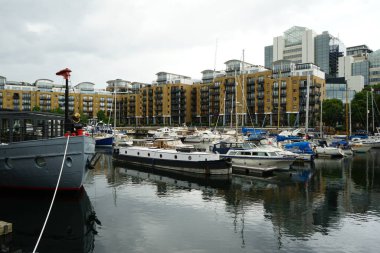 Londra, İngiltere, İngiltere 'deki St. Katherine rıhtımının yaz manzarası