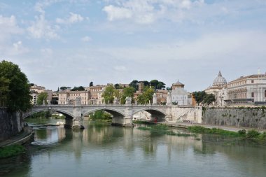 Roma ve Vatikan 'ı birbirine bağlayan Tiber Nehri üzerindeki Ponte Vittorio Emanuele köprüsü.