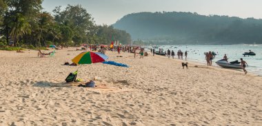 Phuket, Tayland 'da turistlerle dolu güzel bir kumsal manzarası.