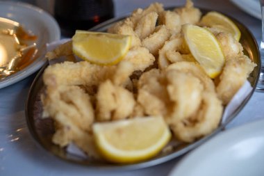 Limonlu bir tepsi mürekkep balığı yüzüğünün seçmeli odağı