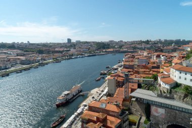 Portekiz 'in Oporto şehrindeki Douro Nehri manzarası