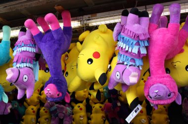 Vancouver, British Columbia, Kanada 'da asılı büyük renkli oyuncaklar