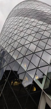 Londra 'nın ana finans bölgesindeki ticari bir gökdelenin dikey çekimi