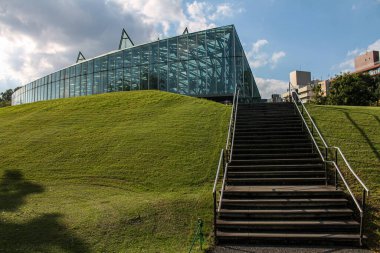 Tokyo, Japonya 'da güneşli bir günde Shinjuku Gyoen Ulusal Bahçesi' nin muhteşem manzarası.