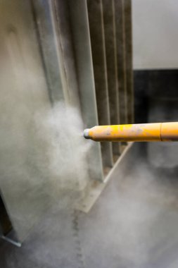 Barut kaplama silahının ucu dikey.