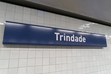 Portekiz 'in Oporto şehrindeki Trindade metro istasyonunda bir tabela.