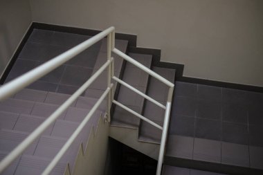 Bir binanın içindeki merdivenin yüksek açılı görüntüsü.