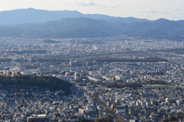 Kyoto şehrinin bir dağdan havadan çekilmiş görüntüsü.