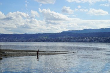 Bulutlu gökyüzünün altında güzel bir manzara.