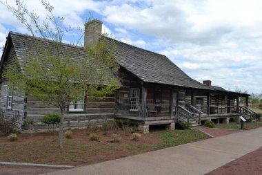 Union City, TN 'deki Discovery Park' ın bahçelerindeki evler.