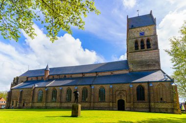 Bolsward 'daki eski Martini Kilisesi. Friesland, Hollanda 'daki ünlü on bir şehrin paten turnesinin on bir şehrinden biri.