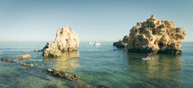 Bazı kayalıkları ve çıkıntıları olan Atlantik kıyıları