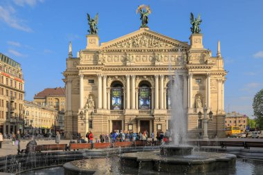 Lviv, Ukrayna 'daki Opera Binası. Unesco Miras. Şehrin aşağısında Lviv.