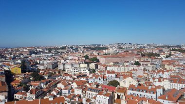 Lizbon, Portekiz 'de kırmızı çatıları olan binaların panoramik hava aracı görüntüsü