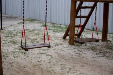 Çocuk parkındaki birkaç salıncağın sığ odak noktası.