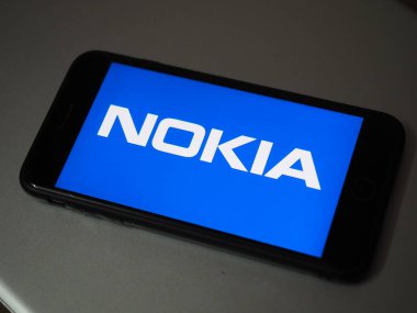 Nokia Şirketi logosu mobil bir cihazın ekranında gösteriliyor. Nokia bir Finlandiya telekomünikasyon ve teknoloji şirketidir..
