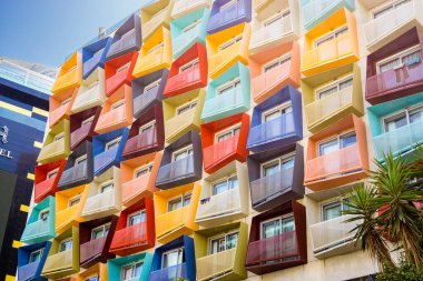Malta 'daki Holiday Inn Express' in renkli balkonlu renkli yüzünün alçak açılı bir görüntüsü.