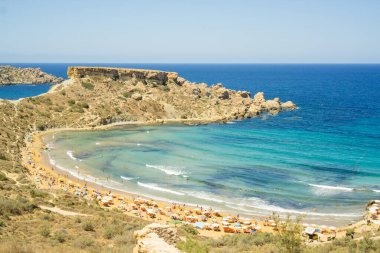 Malta 'daki Riviera Sahili' nin (Ghajn Tuffieha) büyüleyici manzarası.