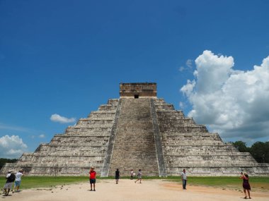 Chicen Itza güzel güneşli bir günde mavi gökyüzü ve beyaz bulutlar arka planda