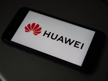 Bir HUAWEI telefon ekranı HUAWEI resmi logosunu güç verilirken gösterir