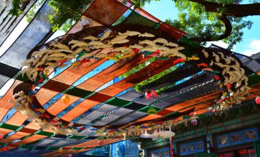 Festival için Kore tapınağının balık süslemelerinin yakın çekimi.