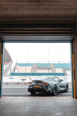 Bir Toyota Supra GR arabasının Hollanda, Assen 'de kutudan çıkarken dikey görüntüsü.