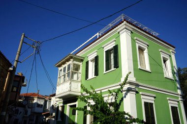 Mavi arka planda yeşil bir binanın güzel bir görüntüsü.