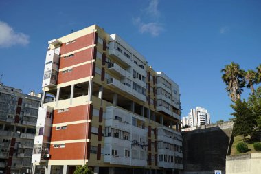 Lizbon, Portekiz 'de mavi gökyüzünün altında yüksek bir yerleşim yeri.