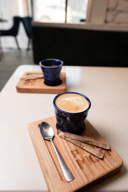 Alışılmadık ve otantik ahşap standın üzerine harika bir kahve fincanı.