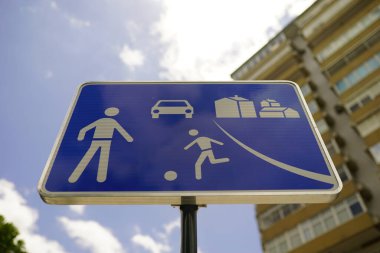 Bir yerleşim yeri yol işaretinin alçak açılı görüntüsü.