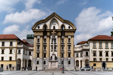 Meşhur Kongre Meydanı ve Steber Sv. Slovenya, Ljubljana 'daki Trojice' de arka planda beyaz bulutlar var