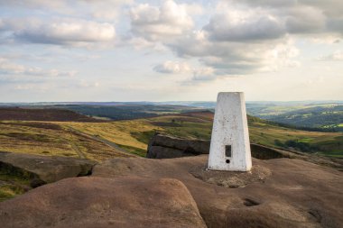 Peak District Ulusal Parkı, Derbyshire, İngiltere 'deki White Edge' in zirvesindeki trigonometri noktası.