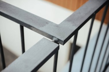 Gümüş bir korkuluktaki detayların yakın çekimi.