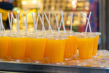 Kamışlı portakal suyuna yakın plan.