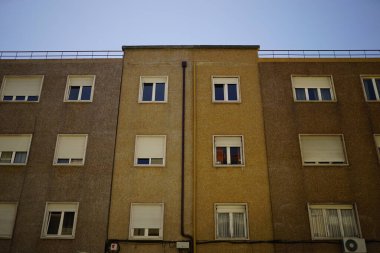 Apartman binalarının sarı ve kahverengi renkli yakın çekimi.