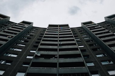 Güzel ve modern bir binanın alçak açılı manzarası