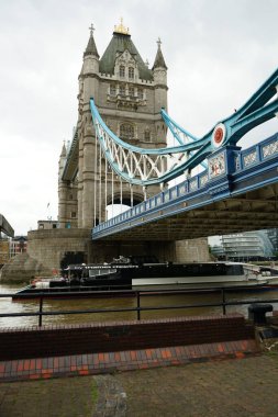 Londra Kule Köprüsü Londra, İngiltere 'de Thames Nehri' ni geçiyor.