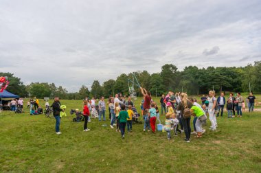 Polonya 'daki Malta parkında sabun köpüğü festivalinde aileleriyle birlikte çekilmiş bir fotoğraf.