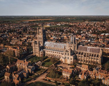 İngiltere 'nin Cambridgeshire kentindeki Ely katedralinin hava manzarası.